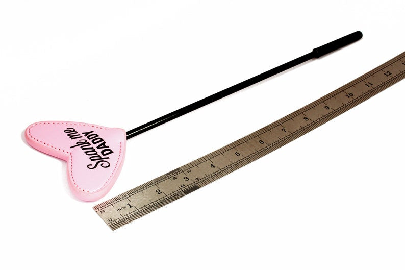 Spank Me Daddy – Pinker Herzpeitscher. Der perfekte Flogger für DDLG-Spielzeit und wenig Platz